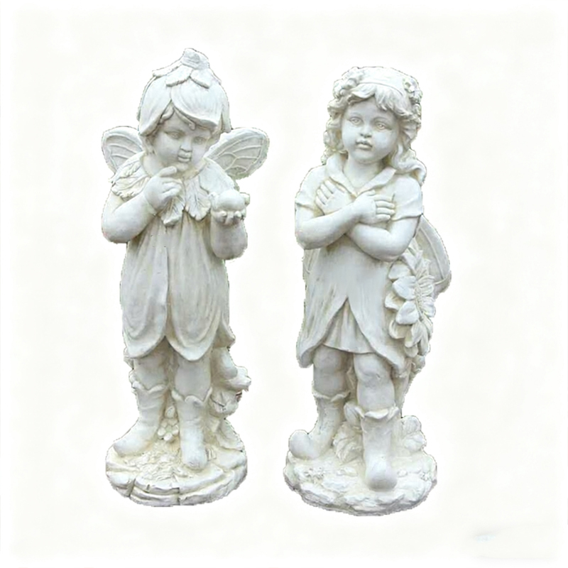 একটি ছোট দেবদূতের ফাইবারগ্লাস মানব ভাস্কর্য