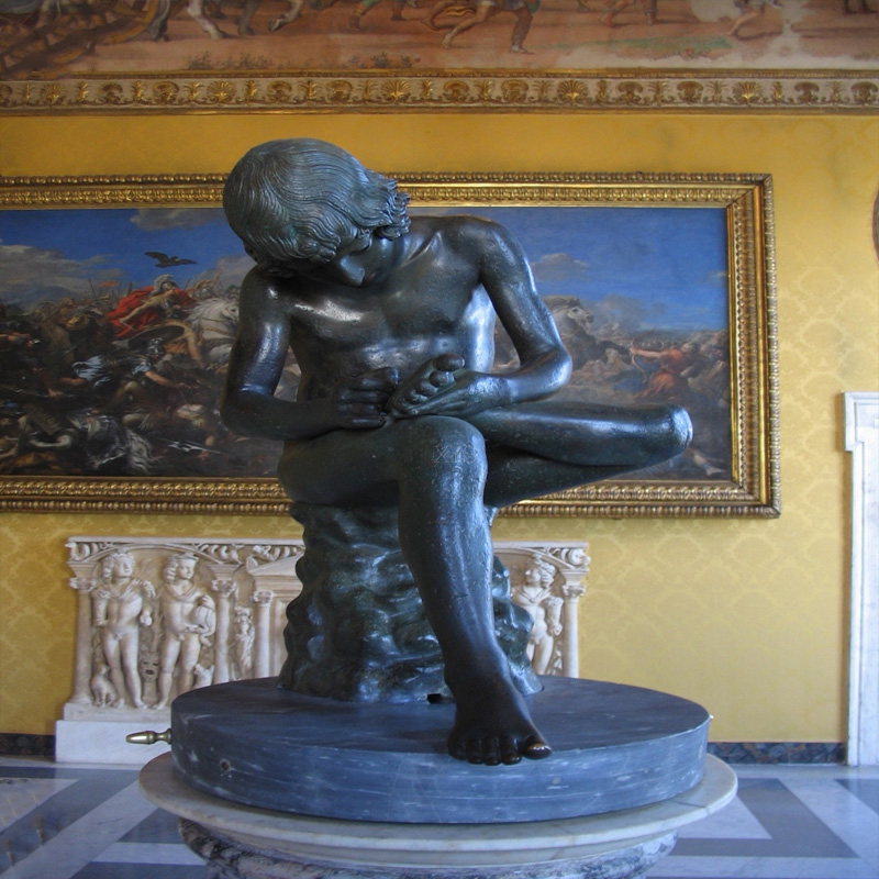 টেকসই আউটডোর মার্বেল মানব ভাস্কর্য একটি ছেলে তার পা থেকে কাঁটা টানছে, ইউরোপীয় নকশা