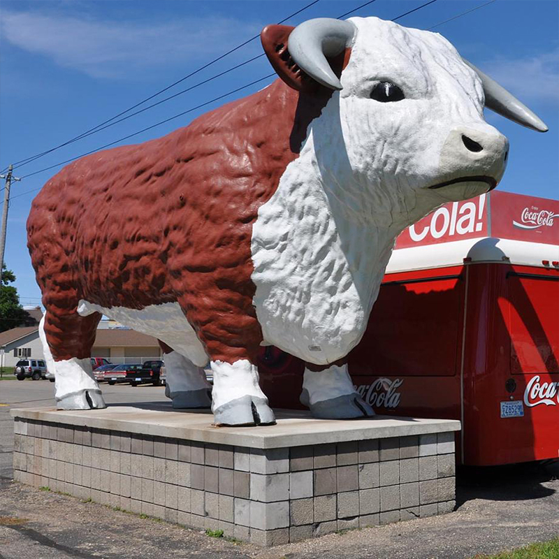 দৈত্যাকার ফাইবারগ্লাস ফুলের গরুর ভাস্কর্য